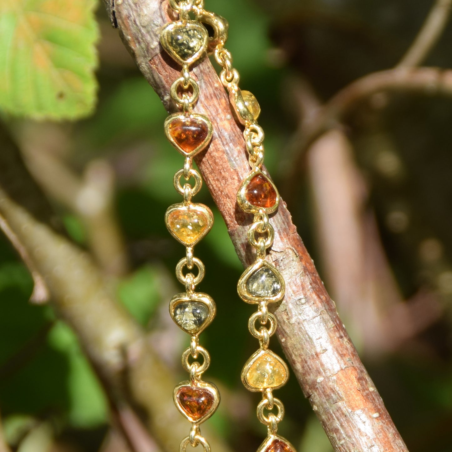 Romantico bracciale con la catena di cuori creato in Ambra naturale color cognac e Argento 925 placcato in Oro 18k, MJ Baltica, BZB080