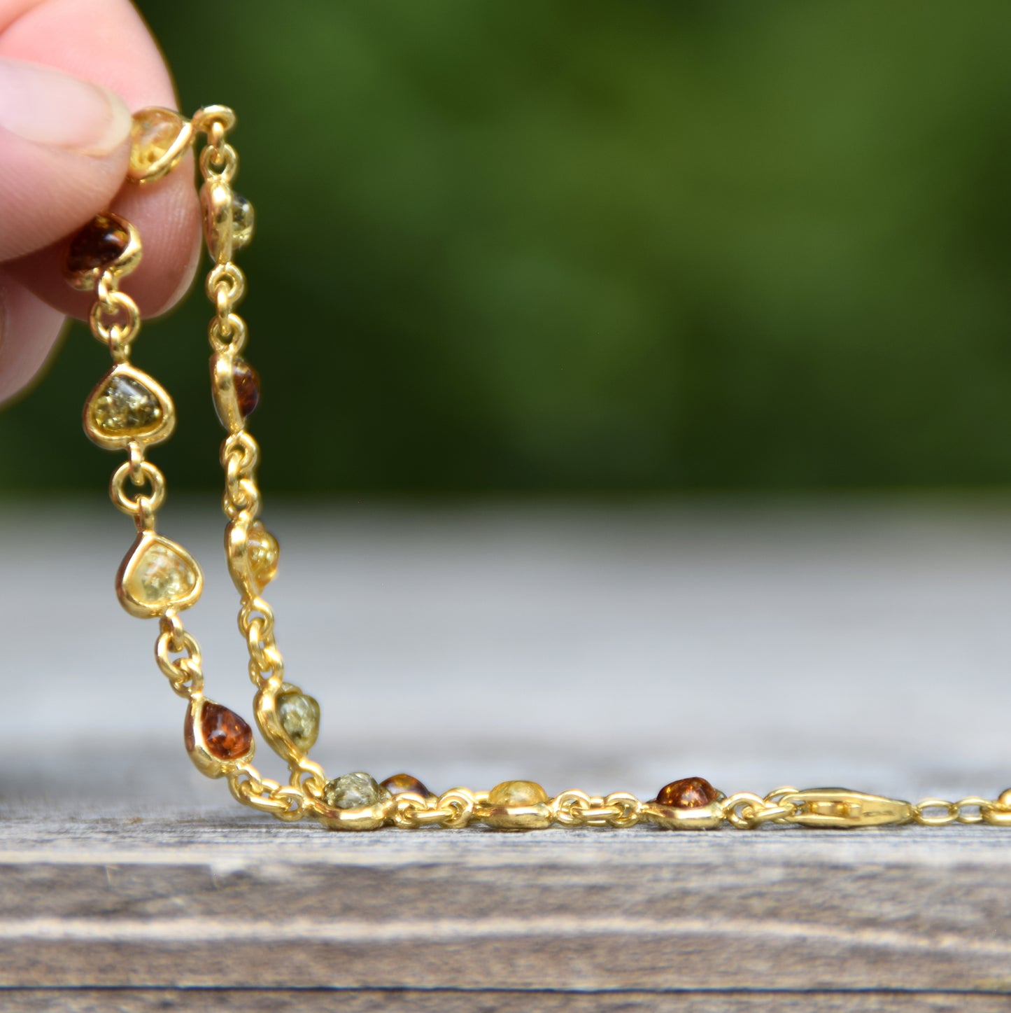 Romantico bracciale con la catena di cuori creato in Ambra naturale color cognac e Argento 925 placcato in Oro 18k, MJ Baltica, BZB080