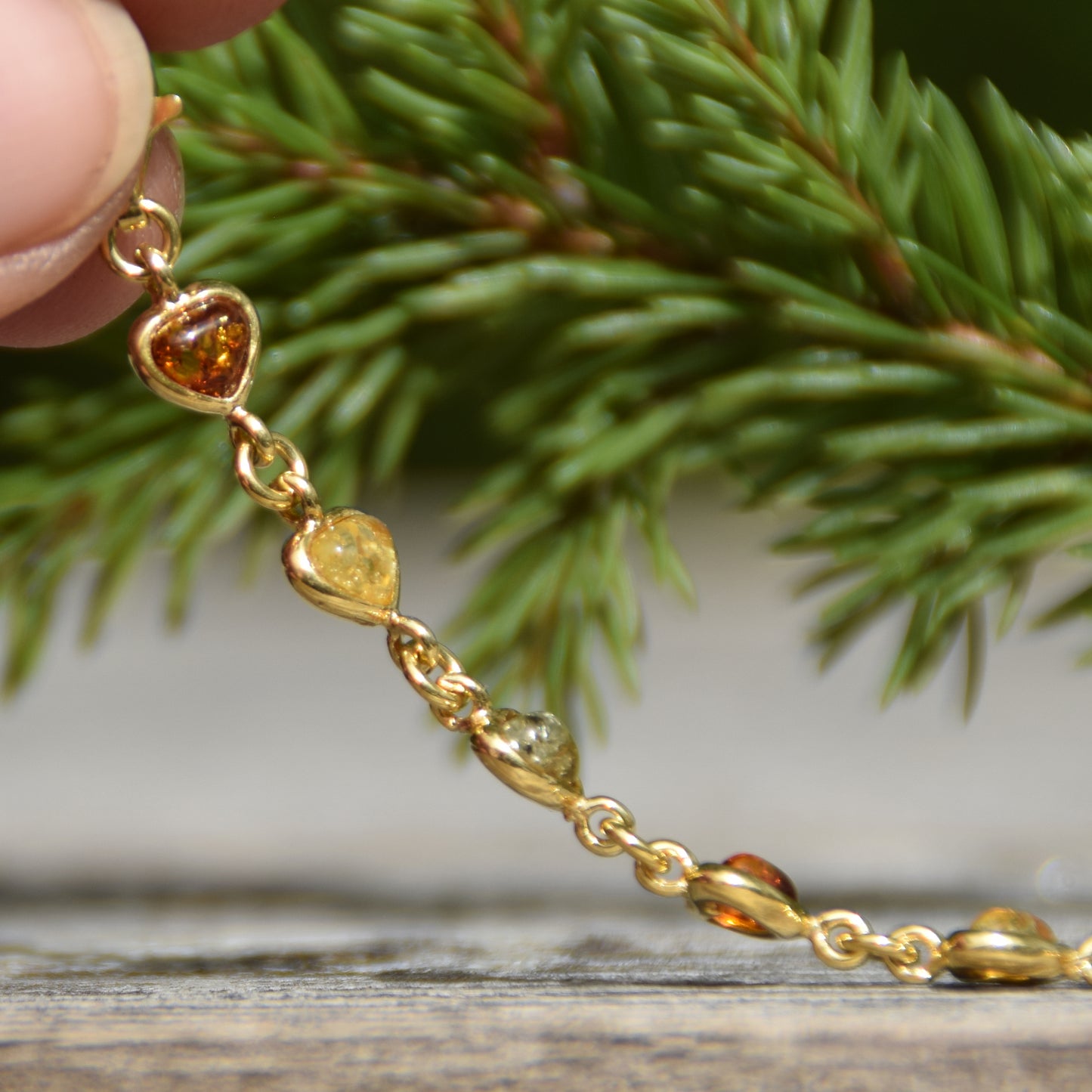 Romantico bracciale con la catena di cuori creato in Ambra naturale color cognac e Argento 925 placcato in Oro 18k, MJ Baltica, BZB080