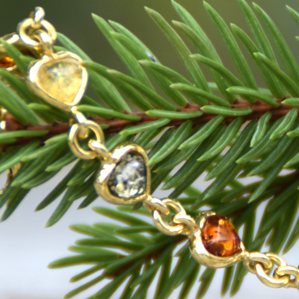Romantico bracciale con la catena di cuori creato in Ambra naturale color cognac e Argento 925 placcato in Oro 18k, MJ Baltica, BZB080