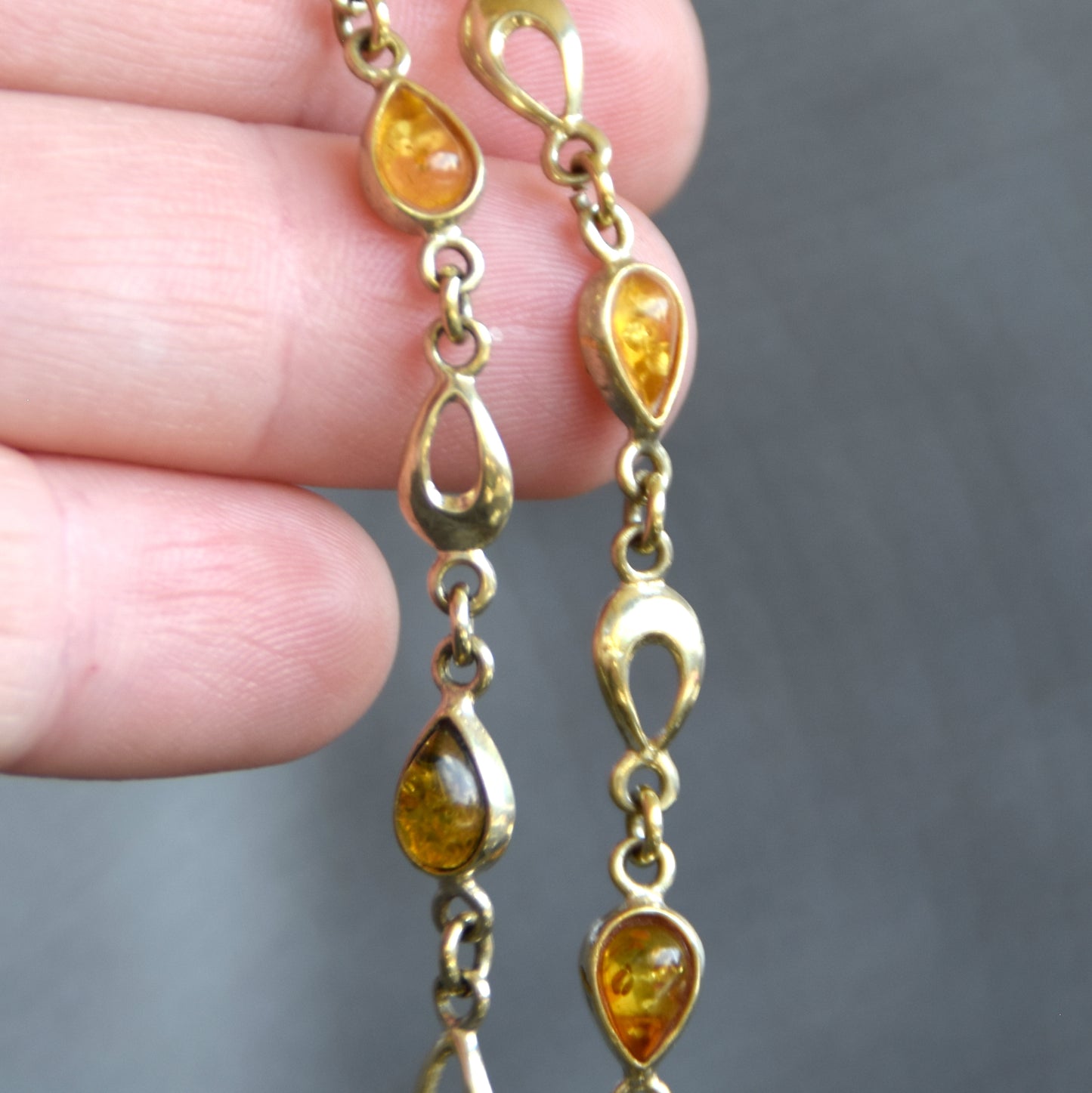 Delicato bracciale con le gocce di Ambra naturale color cognac e Argento 925 placcato in Oro 18k, MJ Baltica, BZB081