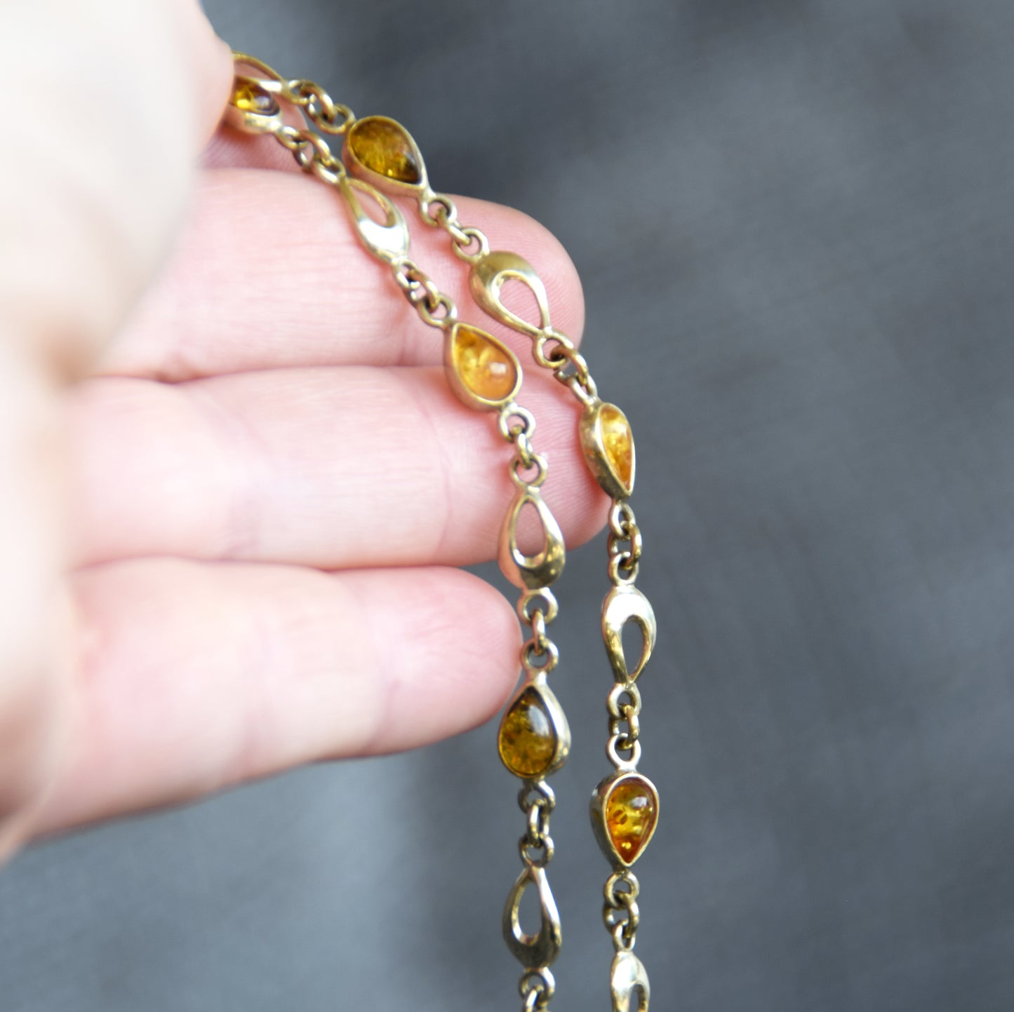 Delicato bracciale con le gocce di Ambra naturale color cognac e Argento 925 placcato in Oro 18k, MJ Baltica, BZB081