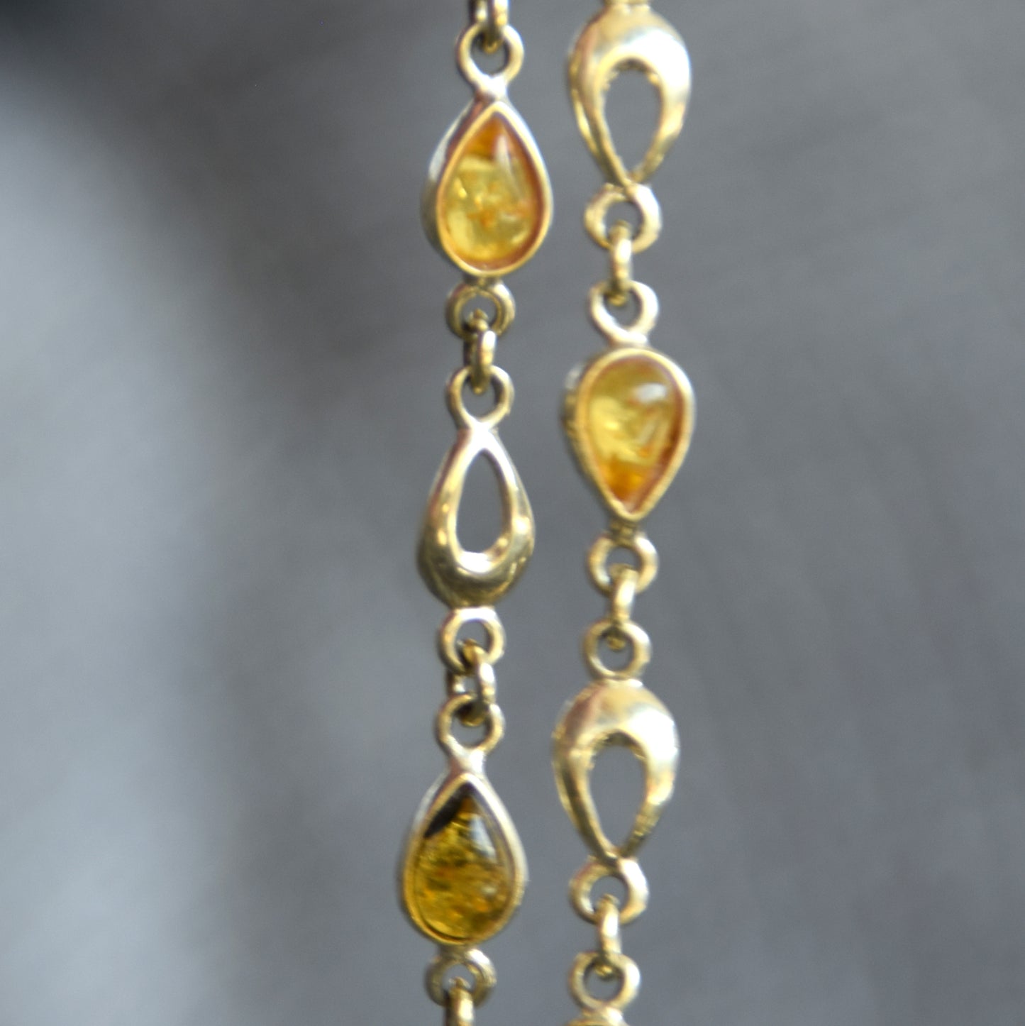 Delicato bracciale con le gocce di Ambra naturale color cognac e Argento 925 placcato in Oro 18k, MJ Baltica, BZB081