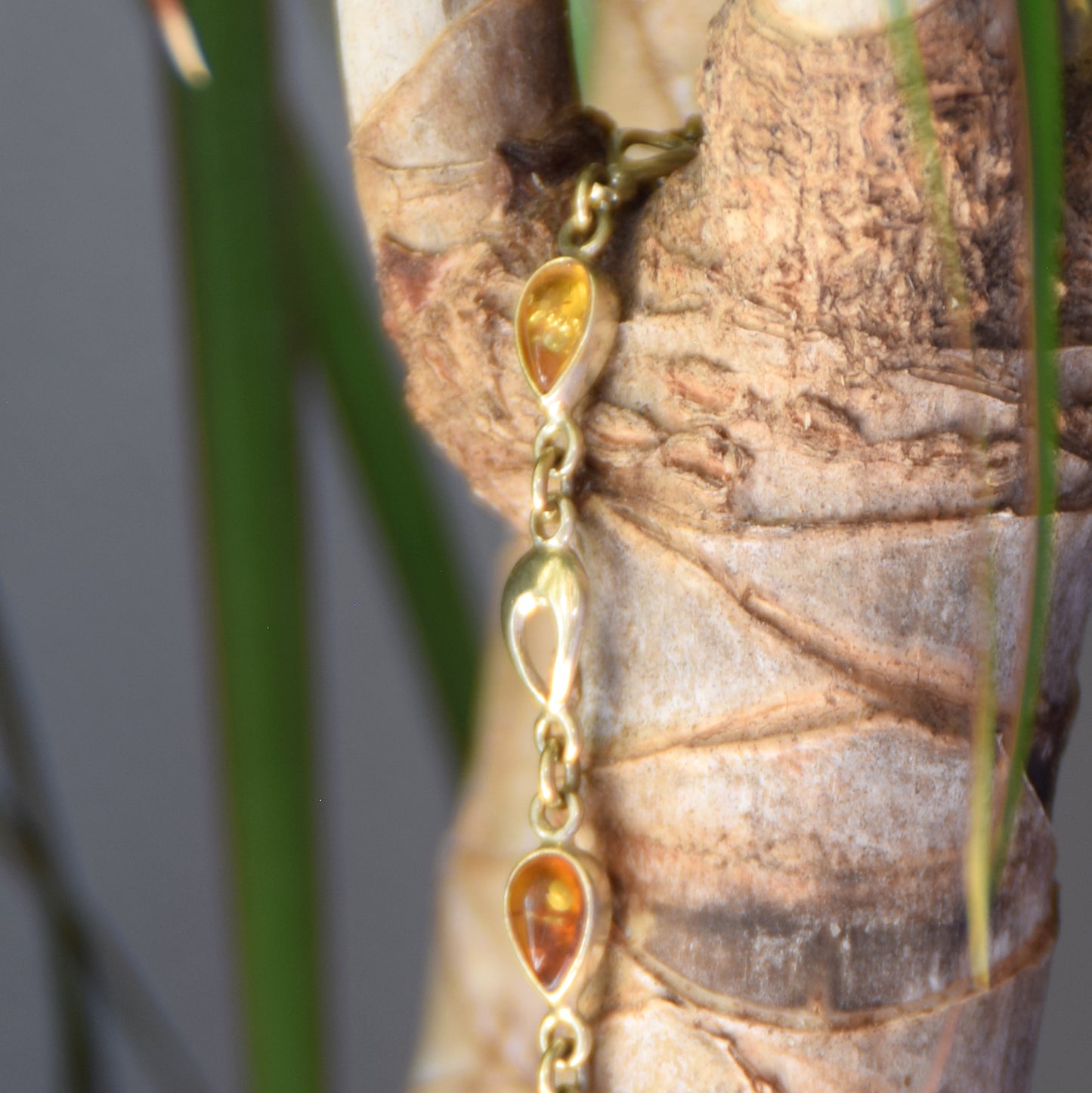 Delicato bracciale con le gocce di Ambra naturale color cognac e Argento 925 placcato in Oro 18k, MJ Baltica, BZB081