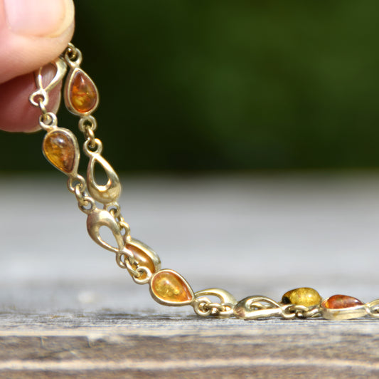 Delicato bracciale con le gocce di Ambra naturale color cognac e Argento 925 placcato in Oro 18k, MJ Baltica, BZB081