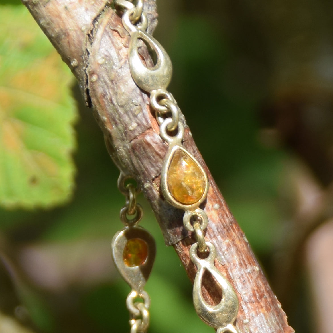 Delicato bracciale con le gocce di Ambra naturale color cognac e Argento 925 placcato in Oro 18k, MJ Baltica, BZB081