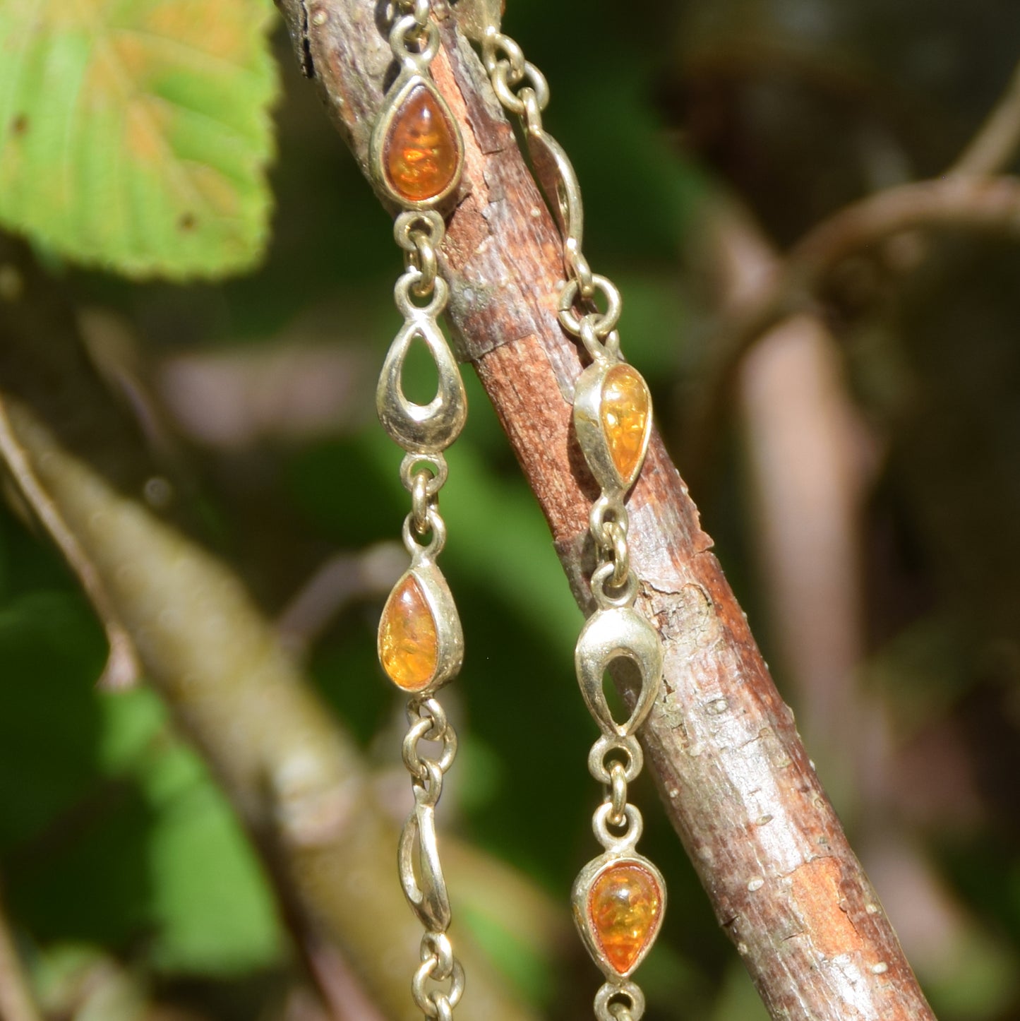 Delicato bracciale con le gocce di Ambra naturale color cognac e Argento 925 placcato in Oro 18k, MJ Baltica, BZB081