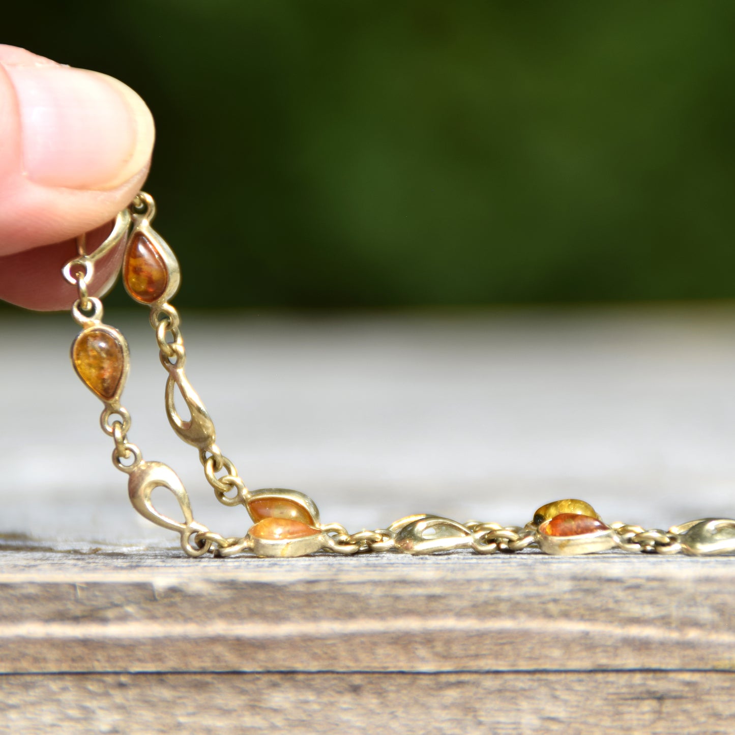 Delicato bracciale con le gocce di Ambra naturale color cognac e Argento 925 placcato in Oro 18k, MJ Baltica, BZB081
