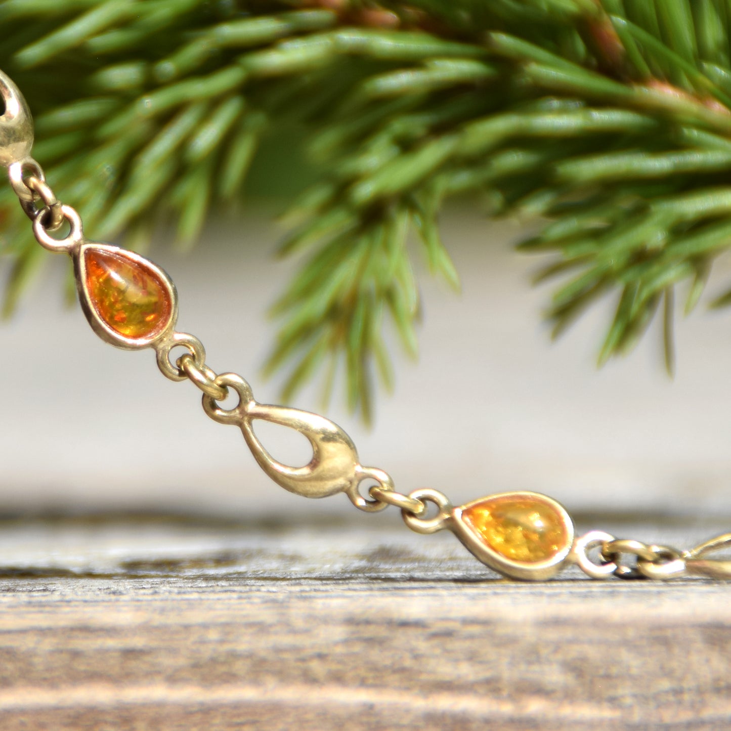 Delicato bracciale con le gocce di Ambra naturale color cognac e Argento 925 placcato in Oro 18k, MJ Baltica, BZB081