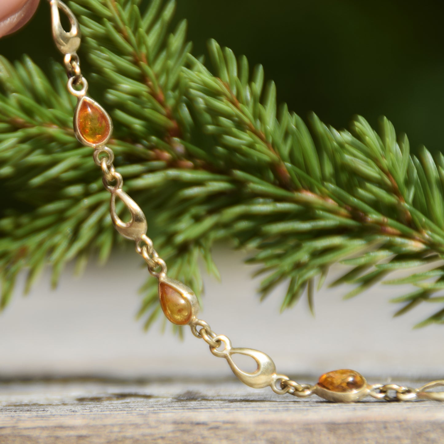 Delicato bracciale con le gocce di Ambra naturale color cognac e Argento 925 placcato in Oro 18k, MJ Baltica, BZB081