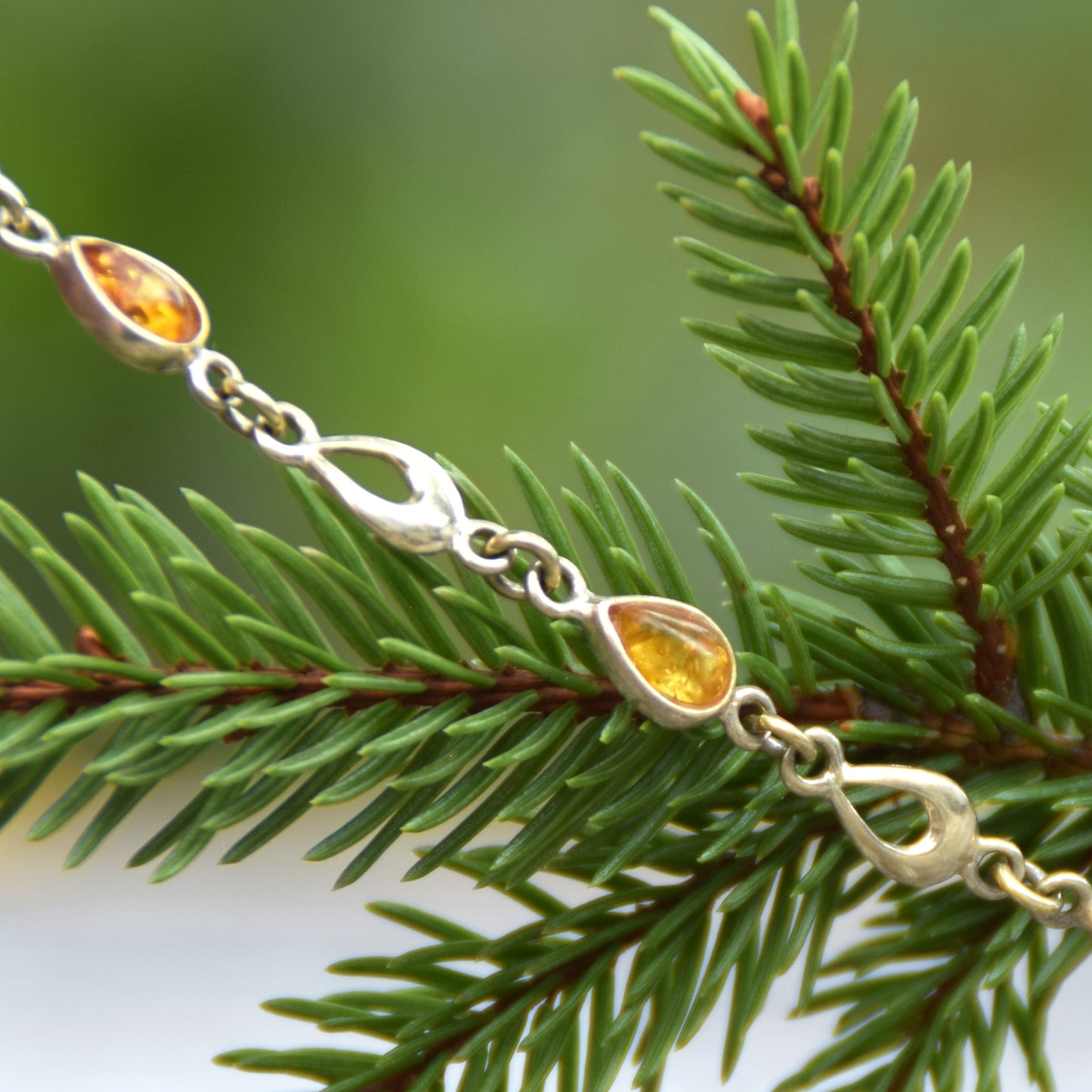 Delicato bracciale con le gocce di Ambra naturale color cognac e Argento 925 placcato in Oro 18k, MJ Baltica, BZB081