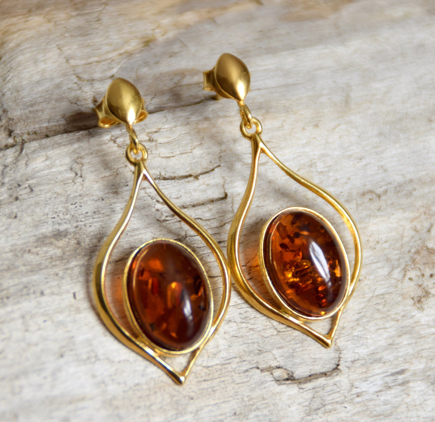 Grandi orecchini a forma di goccia in Ambra naturale color cognac e Argento 925 placcato in Oro 18k, MJ Baltica, BZK001