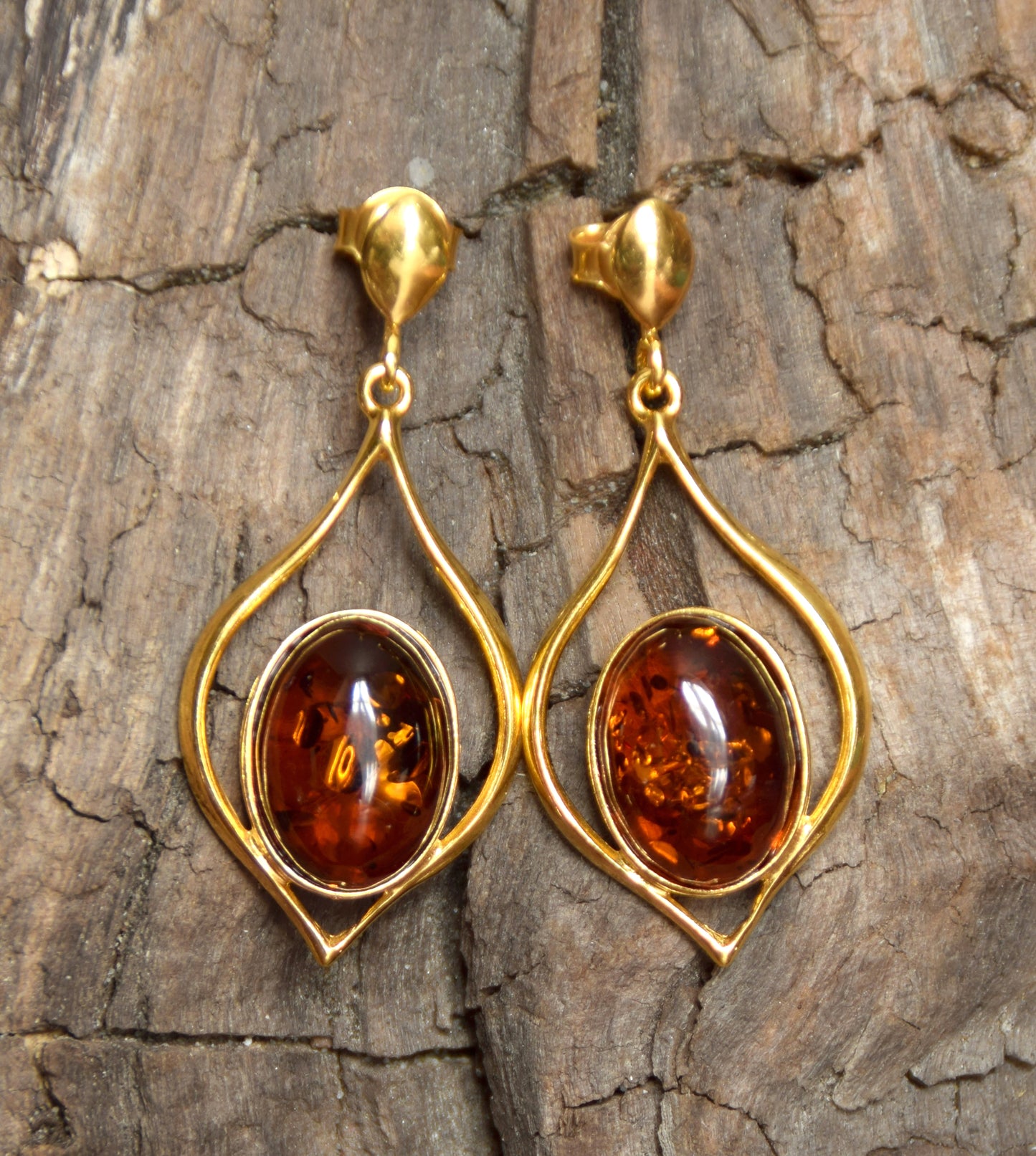 Grandi orecchini a forma di goccia in Ambra naturale color cognac e Argento 925 placcato in Oro 18k, MJ Baltica, BZK001