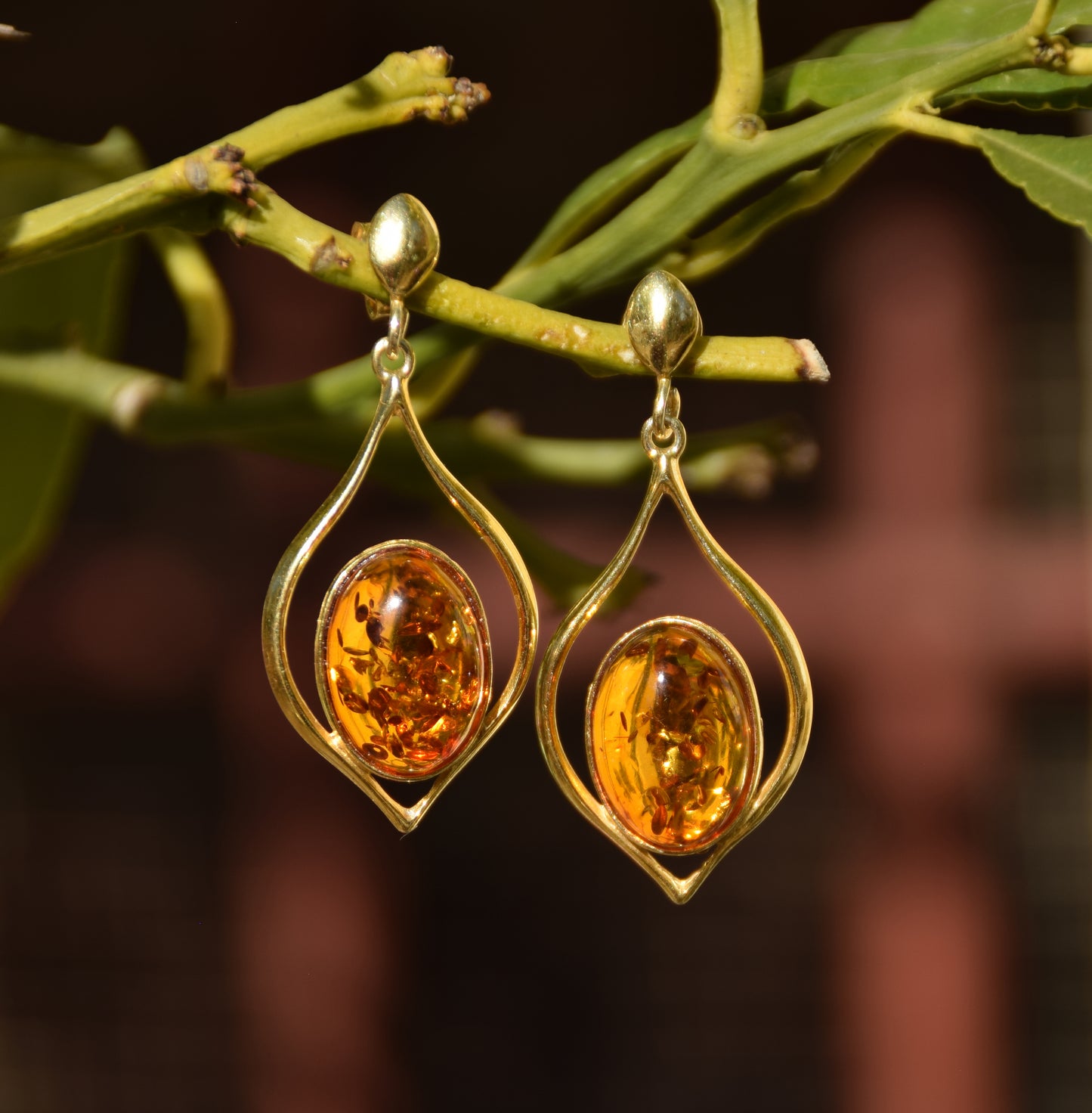 Grandi orecchini a forma di goccia in Ambra naturale color cognac e Argento 925 placcato in Oro 18k, MJ Baltica, BZK001