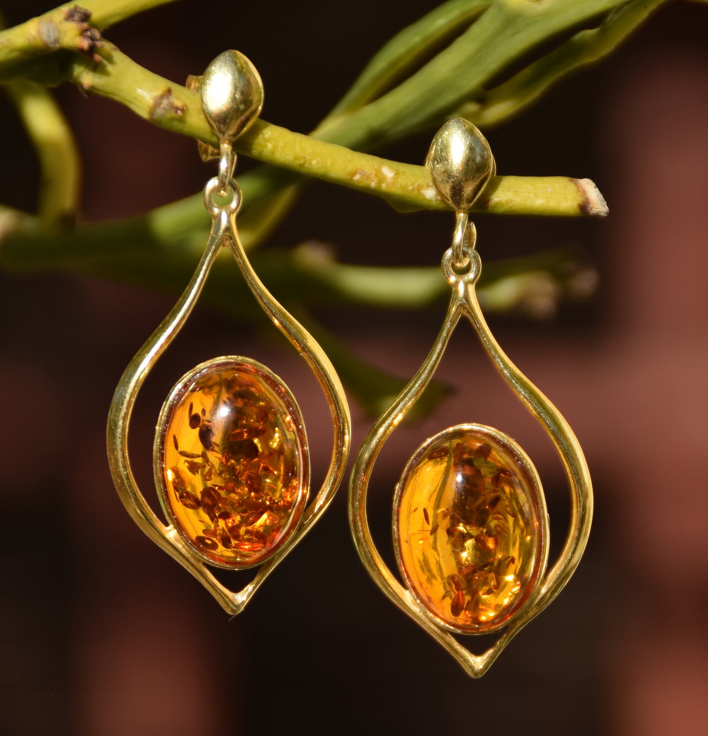 Grandi orecchini a forma di goccia in Ambra naturale color cognac e Argento 925 placcato in Oro 18k, MJ Baltica, BZK001