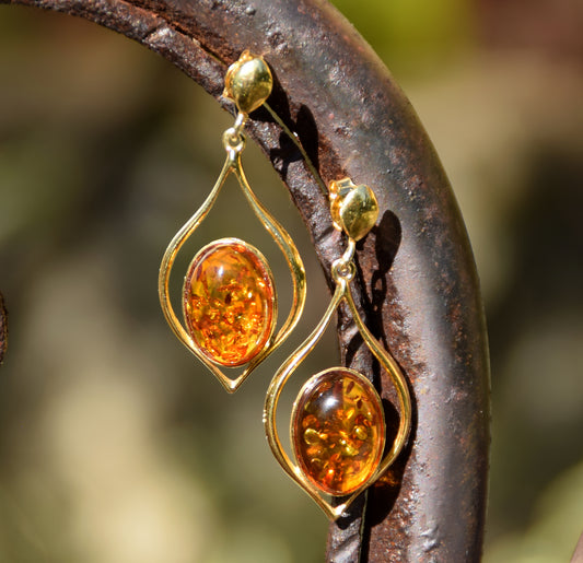 Grandi orecchini a forma di goccia in Ambra naturale color cognac e Argento 925 placcato in Oro 18k, MJ Baltica, BZK001