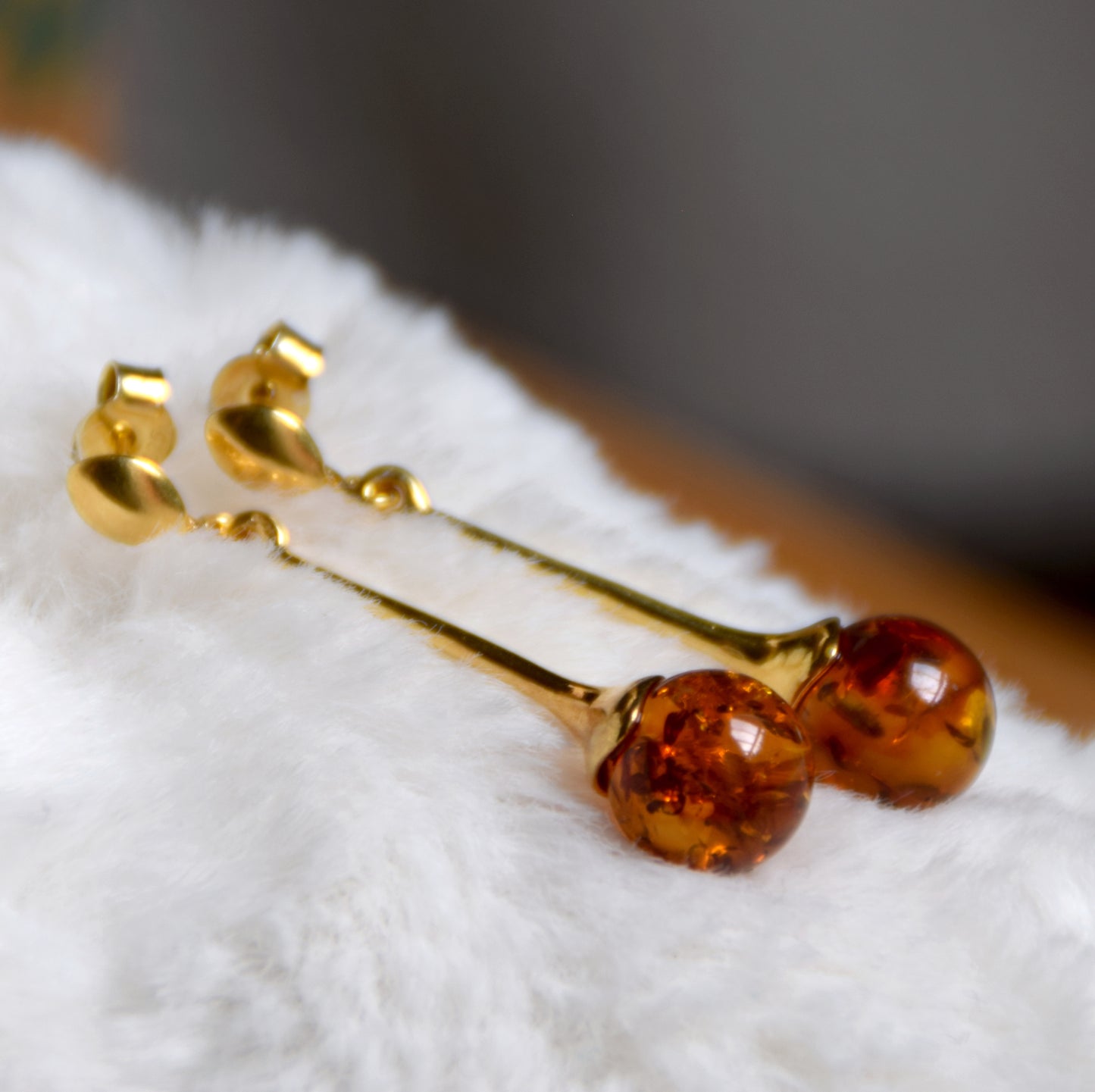 Luminosi orecchini pendenti con la sfera in Ambra naturale color cognac e Argento 925 placcato in Oro 18k, MJ Baltica, BZK023