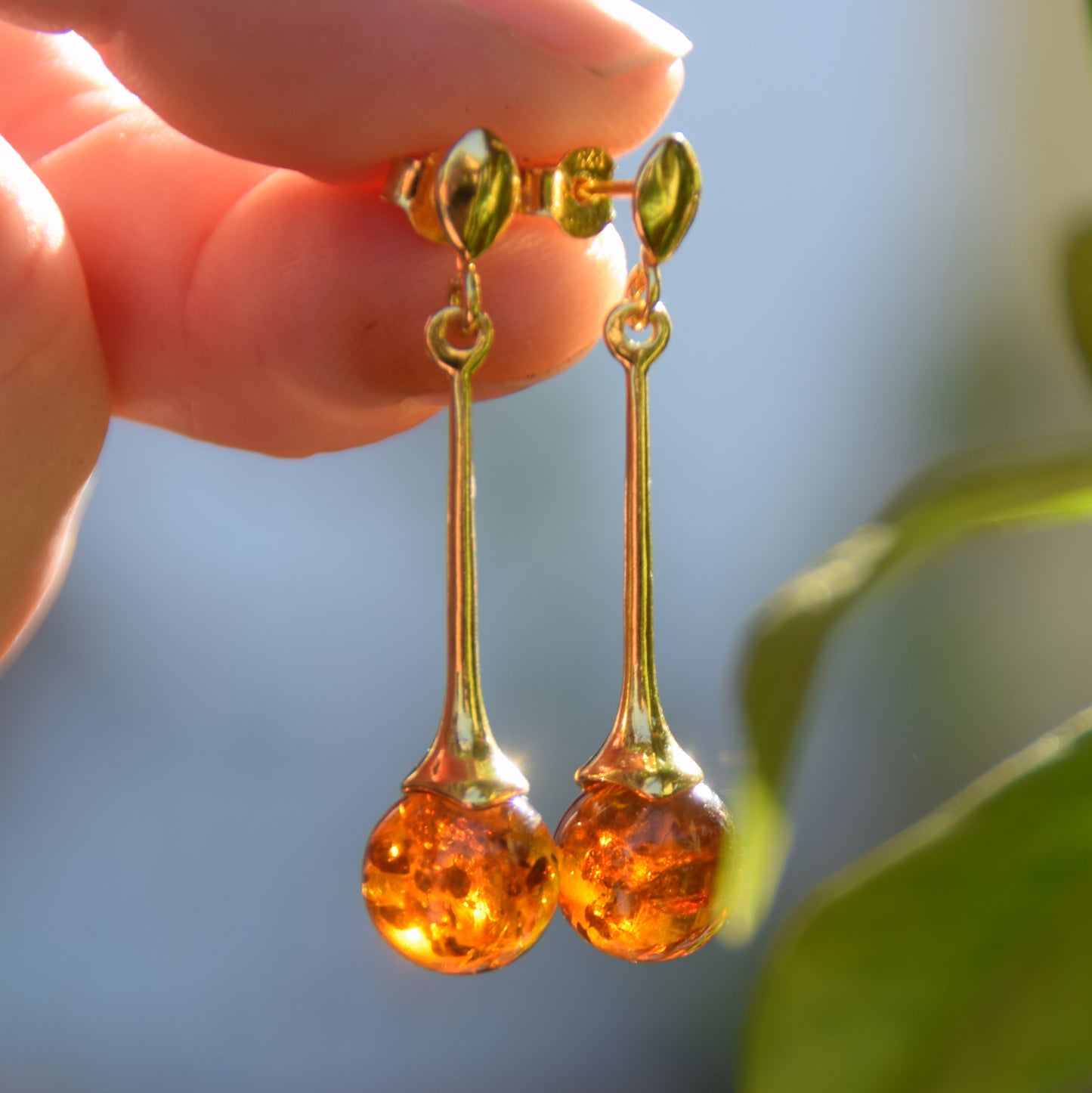 Luminosi orecchini pendenti con la sfera in Ambra naturale color cognac e Argento 925 placcato in Oro 18k, MJ Baltica, BZK023