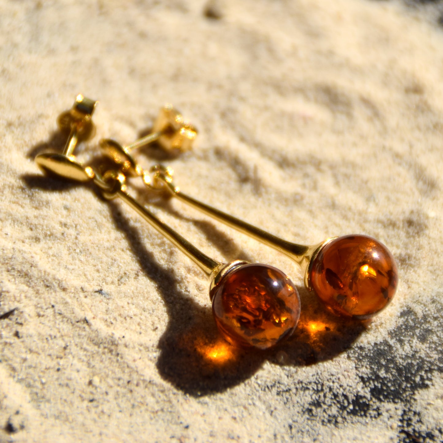 Luminosi orecchini pendenti con la sfera in Ambra naturale color cognac e Argento 925 placcato in Oro 18k, MJ Baltica, BZK023