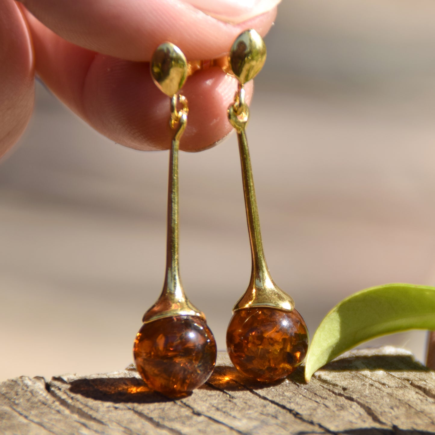Luminosi orecchini pendenti con la sfera in Ambra naturale color cognac e Argento 925 placcato in Oro 18k, MJ Baltica, BZK023