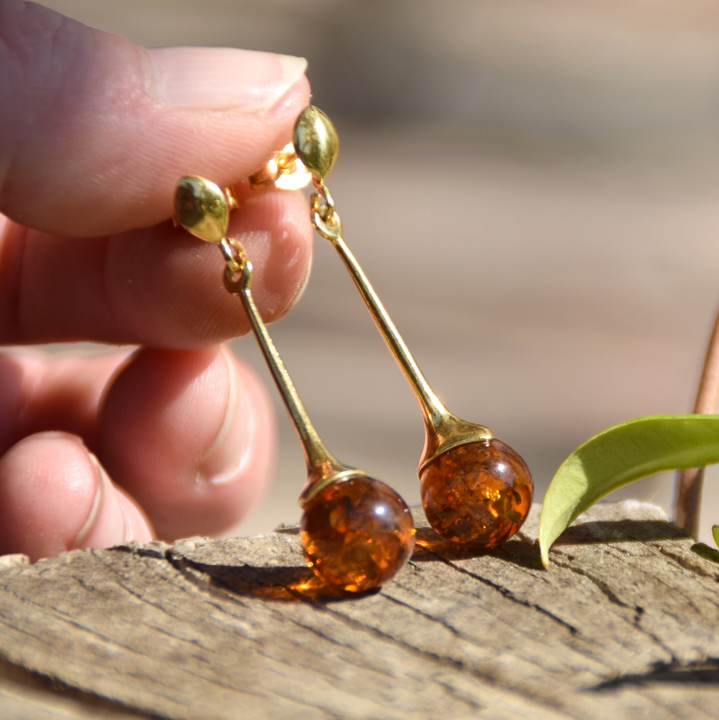 Luminosi orecchini pendenti con la sfera in Ambra naturale color cognac e Argento 925 placcato in Oro 18k, MJ Baltica, BZK023