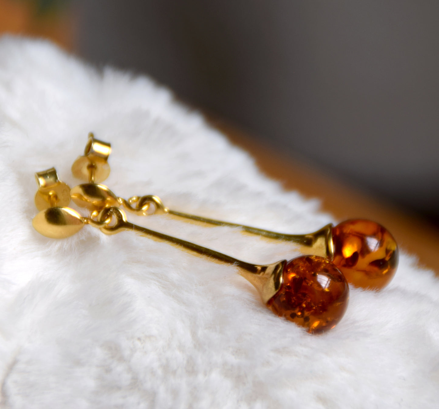 Luminosi orecchini pendenti con la sfera in Ambra naturale color cognac e Argento 925 placcato in Oro 18k, MJ Baltica, BZK023