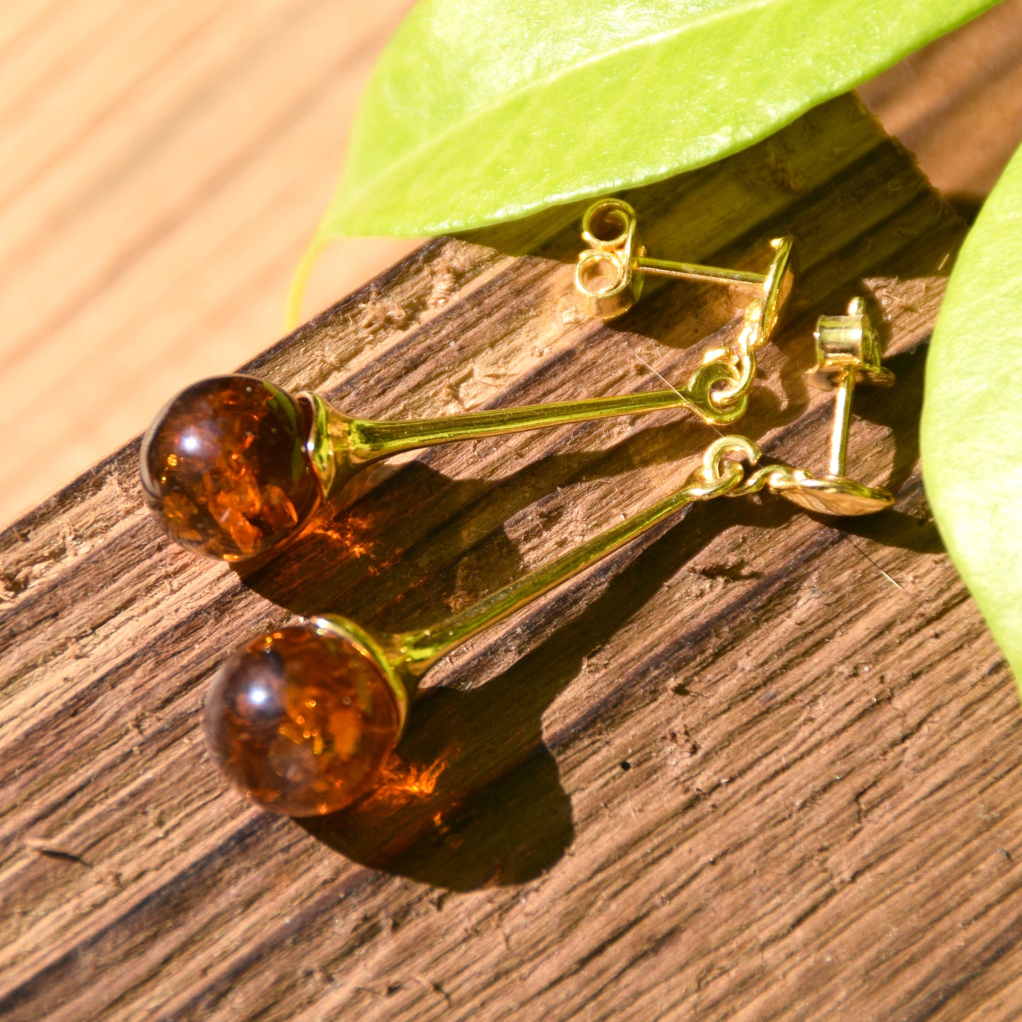 Luminosi orecchini pendenti con la sfera in Ambra naturale color cognac e Argento 925 placcato in Oro 18k, MJ Baltica, BZK023