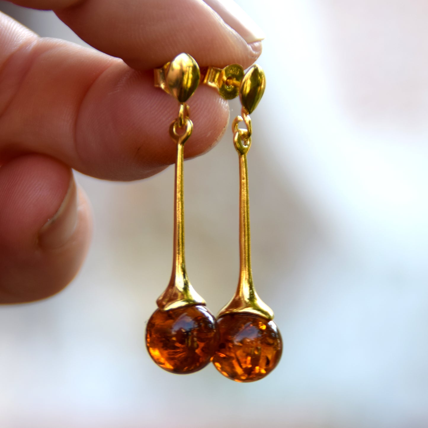 Luminosi orecchini pendenti con la sfera in Ambra naturale color cognac e Argento 925 placcato in Oro 18k, MJ Baltica, BZK023