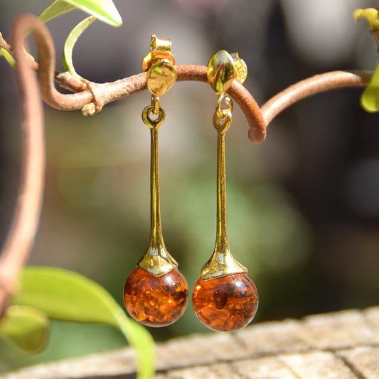 Luminosi orecchini pendenti con la sfera in Ambra naturale color cognac e Argento 925 placcato in Oro 18k, MJ Baltica, BZK023