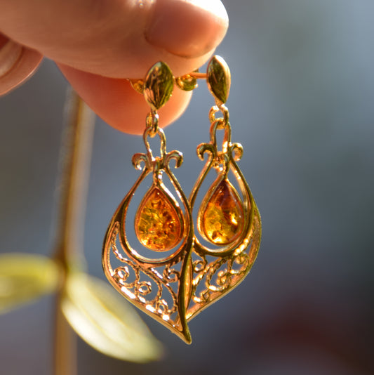 Oriental earrings with cognac-colored natural amber filigree and 18k gold-plated 925 sterling silver, MJ Baltica, BZK024