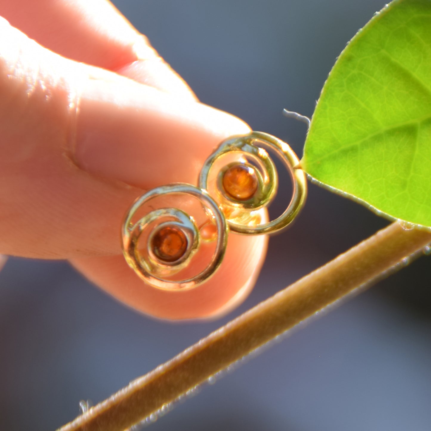 Glänzende Ohrstecker mit natürlichem Cognac-Bernstein und 18 Karat vergoldetem 925er Silber, MJ Baltica, BZK025