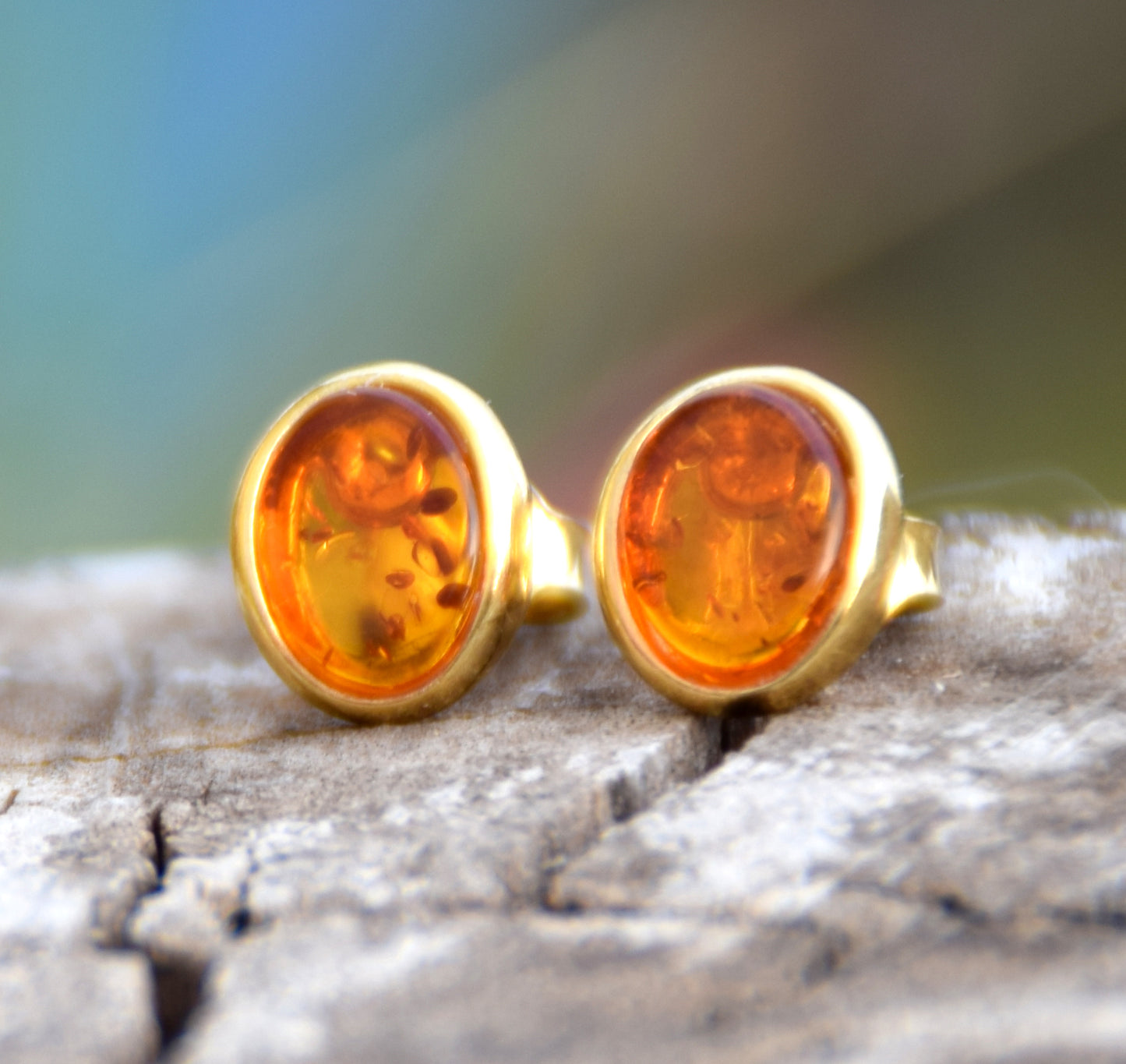 Classici orecchini ovali con Ambra naturale color cognac e Argento 925 placcato in Oro 18k, MJ Baltica, BZK032