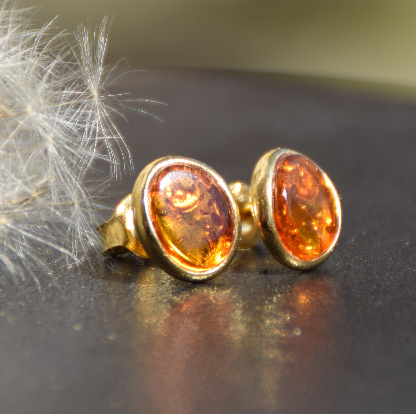 Classici orecchini ovali con Ambra naturale color cognac e Argento 925 placcato in Oro 18k, MJ Baltica, BZK032