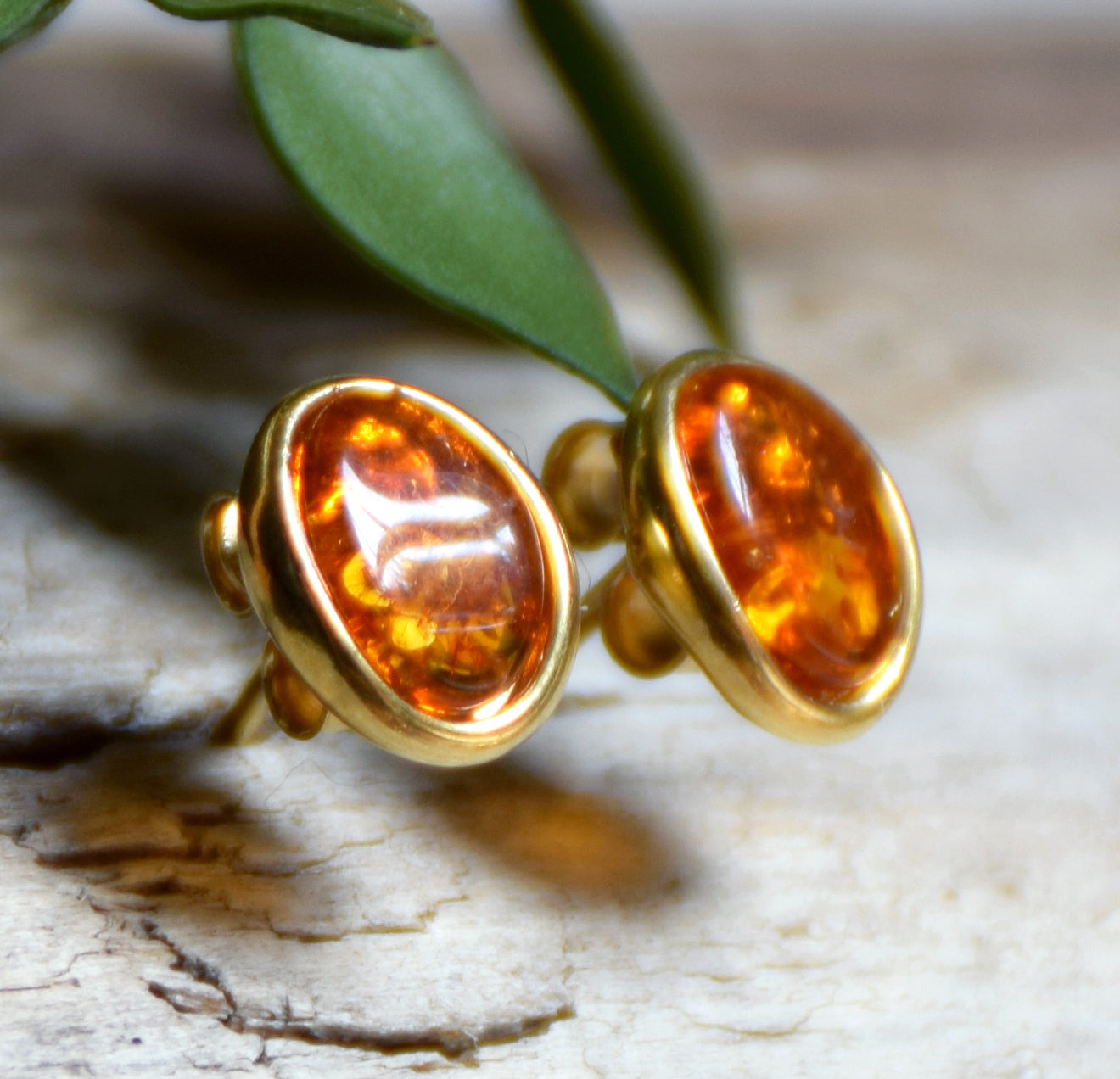 Classici orecchini ovali con Ambra naturale color cognac e Argento 925 placcato in Oro 18k, MJ Baltica, BZK032
