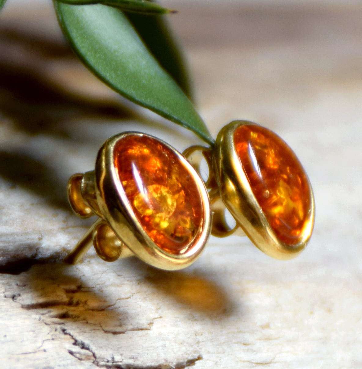 Classici orecchini ovali con Ambra naturale color cognac e Argento 925 placcato in Oro 18k, MJ Baltica, BZK032