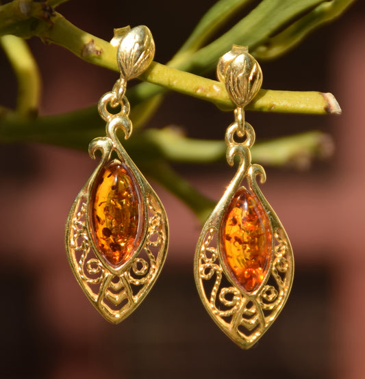 Orecchini orientali con la filigrana in Ambra naturale color cognac e Argento 925 placcato Oro 18k, MJ Baltica, BZK040