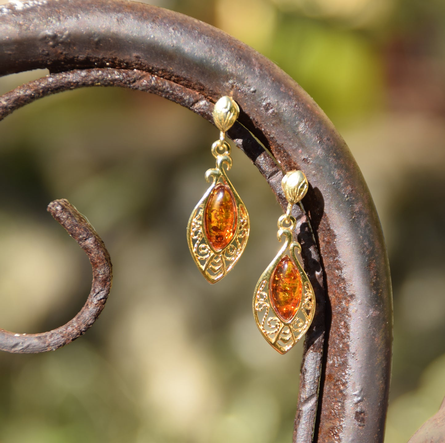 Orecchini orientali con la filigrana in Ambra naturale color cognac e Argento 925 placcato Oro 18k, MJ Baltica, BZK040