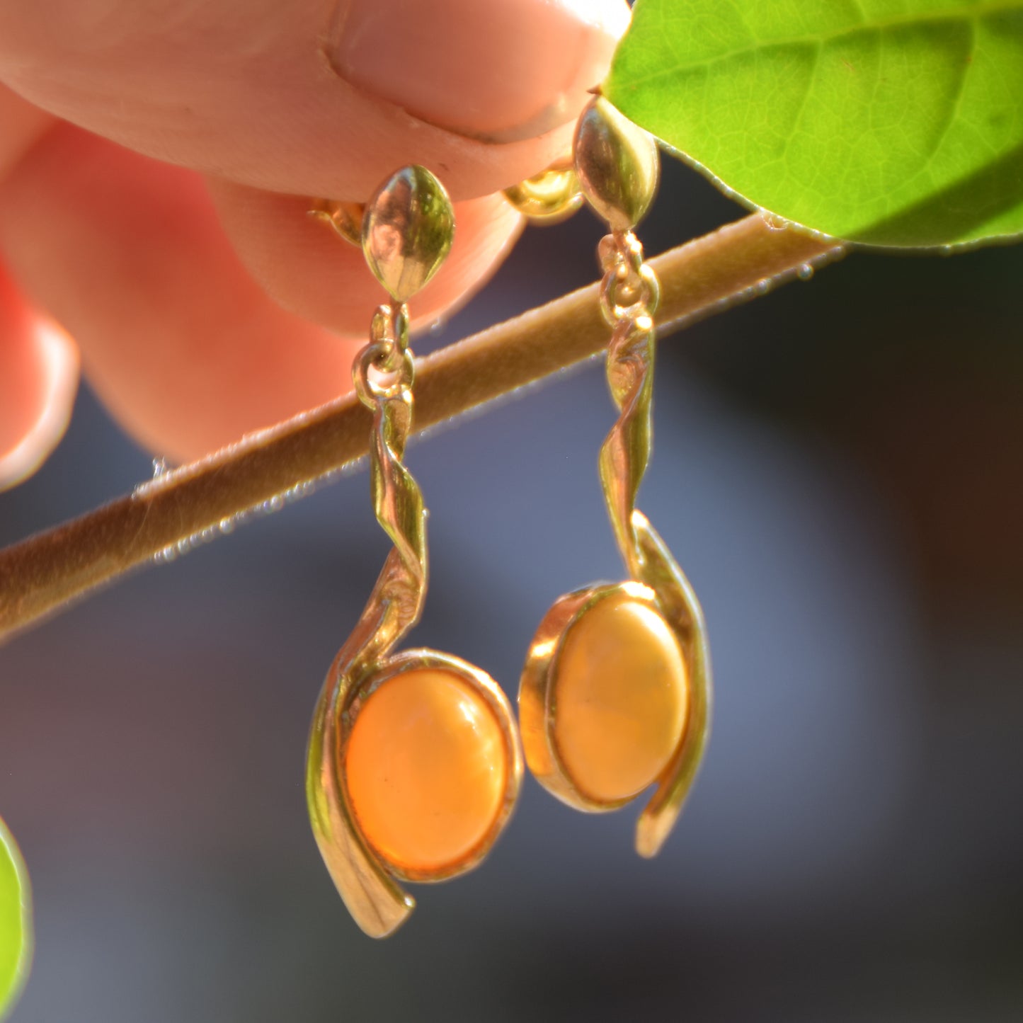 Eleganti orecchini pendenti con Ambra naturale imperiale e Argento 925 placcato in Oro 18k, MJ Baltica, BZK046