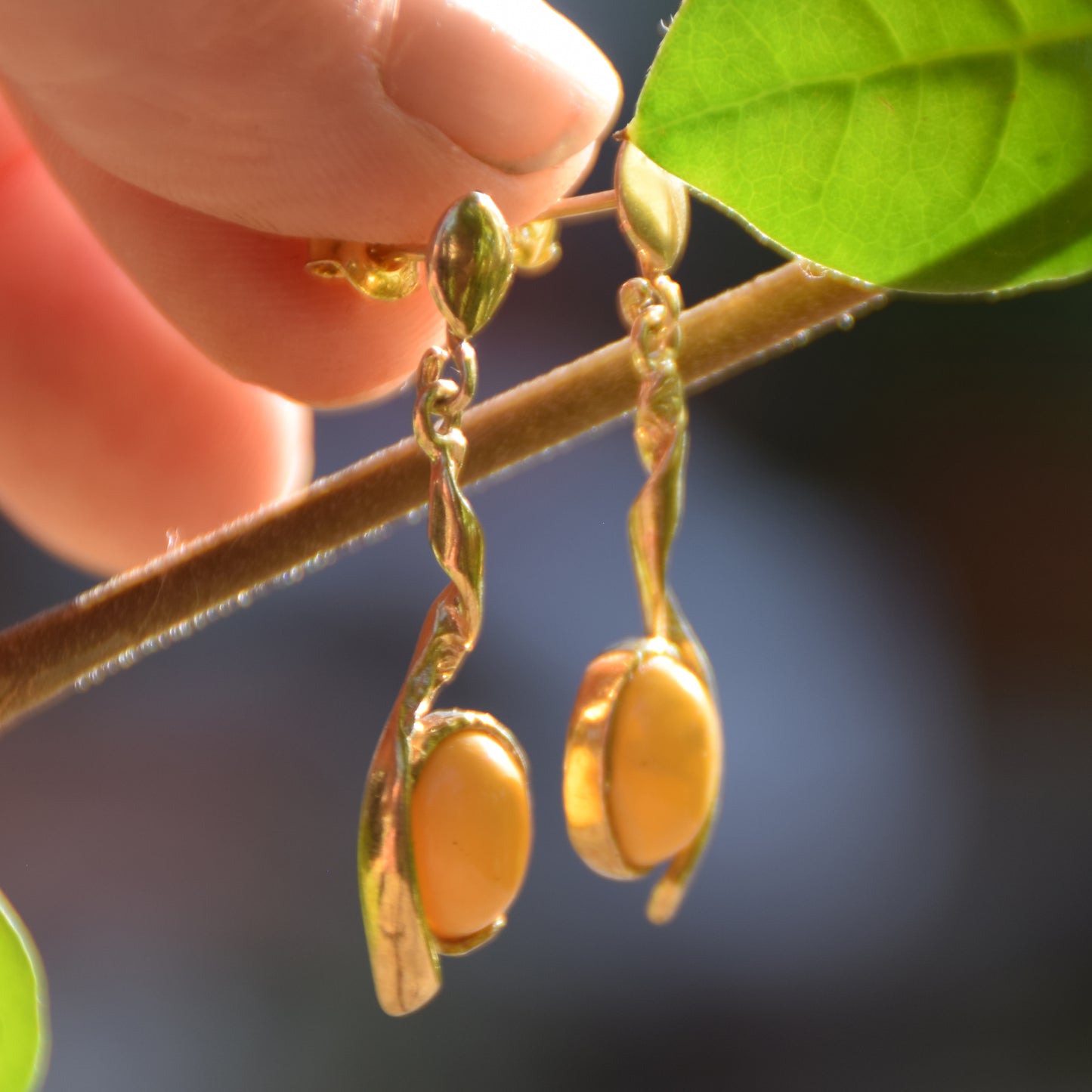 Eleganti orecchini pendenti con Ambra naturale imperiale e Argento 925 placcato in Oro 18k, MJ Baltica, BZK046