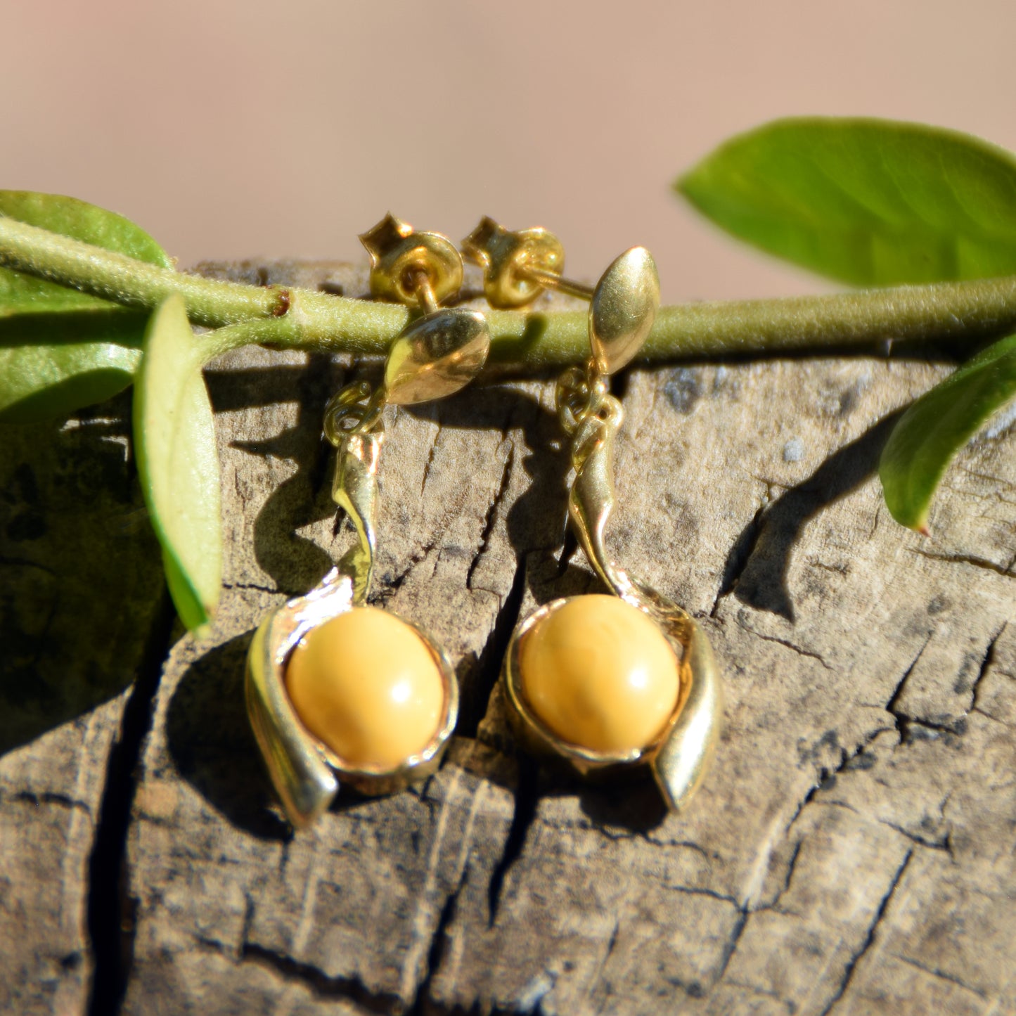 Eleganti orecchini pendenti con Ambra naturale imperiale e Argento 925 placcato in Oro 18k, MJ Baltica, BZK046