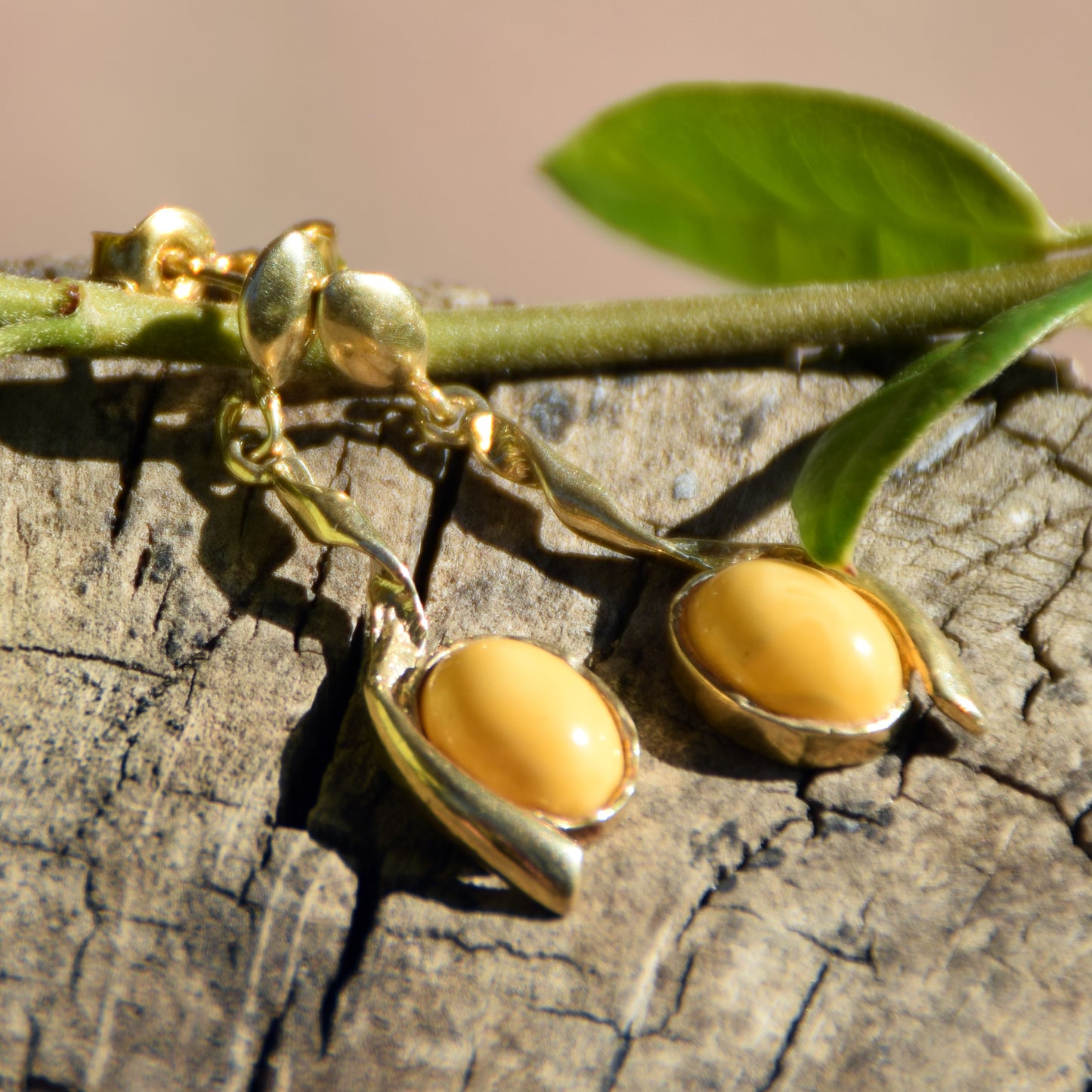 Eleganti orecchini pendenti con Ambra naturale imperiale e Argento 925 placcato in Oro 18k, MJ Baltica, BZK046