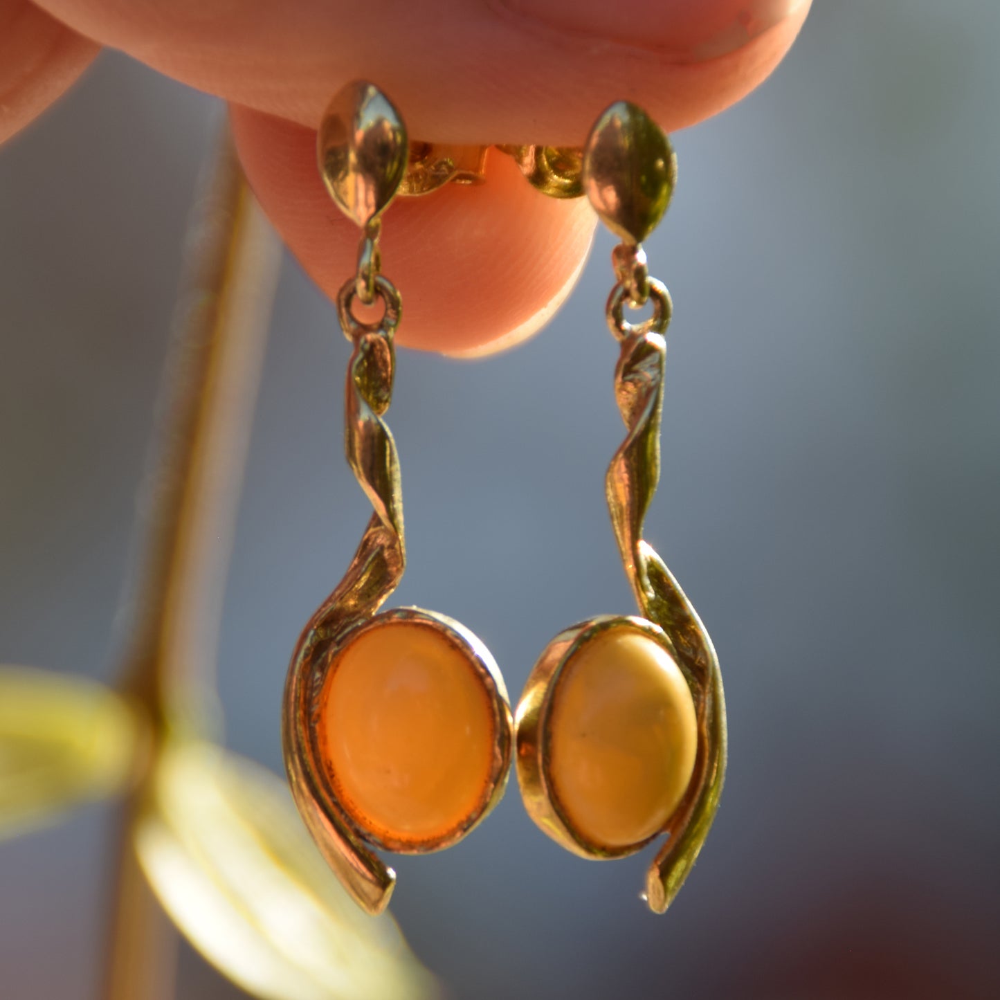 Eleganti orecchini pendenti con Ambra naturale imperiale e Argento 925 placcato in Oro 18k, MJ Baltica, BZK046