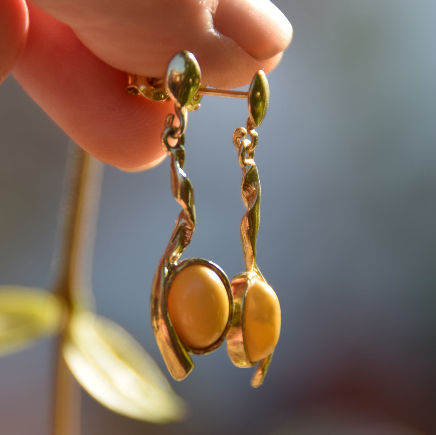 Eleganti orecchini pendenti con Ambra naturale imperiale e Argento 925 placcato in Oro 18k, MJ Baltica, BZK046