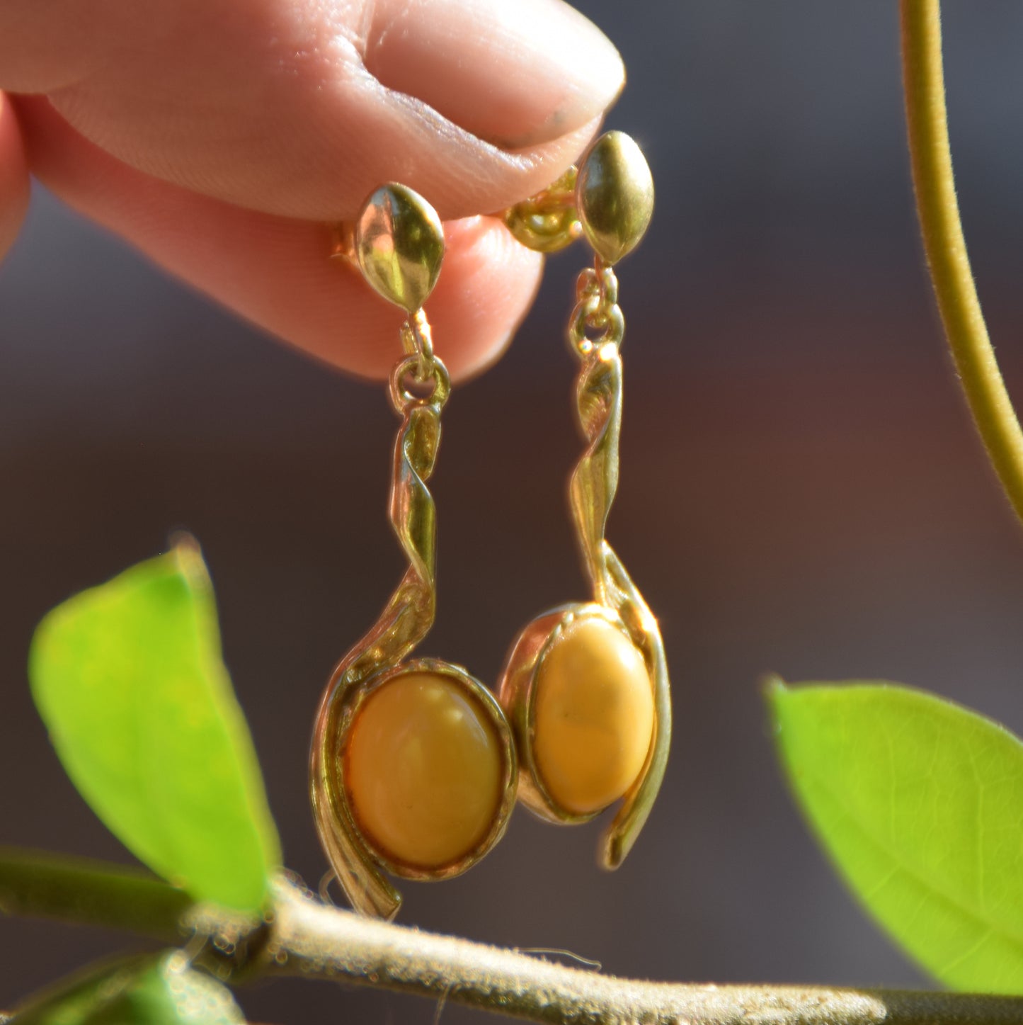 Eleganti orecchini pendenti con Ambra naturale imperiale e Argento 925 placcato in Oro 18k, MJ Baltica, BZK046