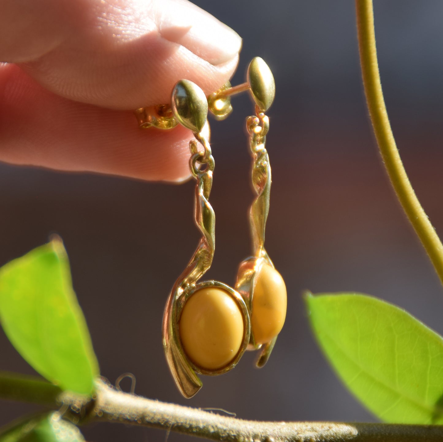 Eleganti orecchini pendenti con Ambra naturale imperiale e Argento 925 placcato in Oro 18k, MJ Baltica, BZK046