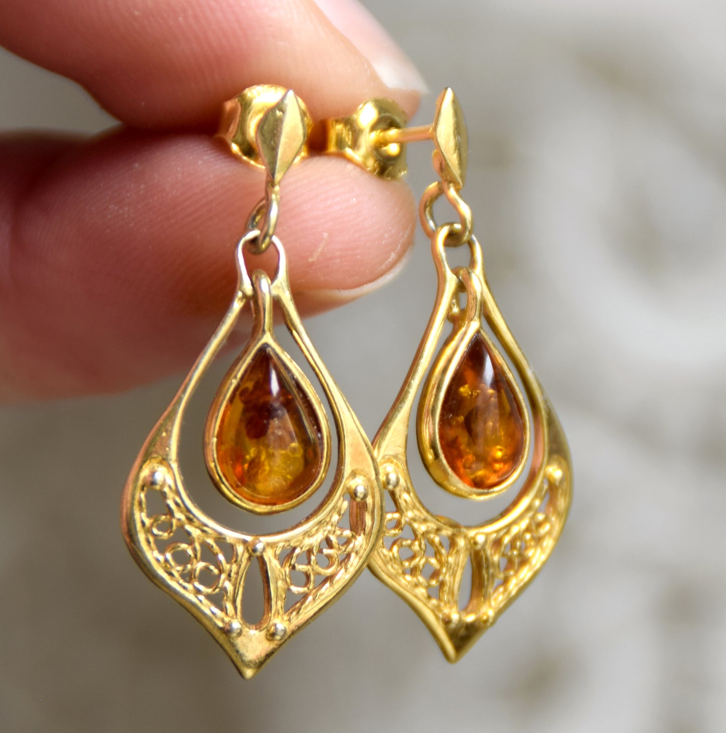 Ohrringe im orientalischen Stil mit Filigran aus cognacfarbenem Naturbernstein und 18 Karat vergoldetem 925er Silber, MJ Baltica, BZK050