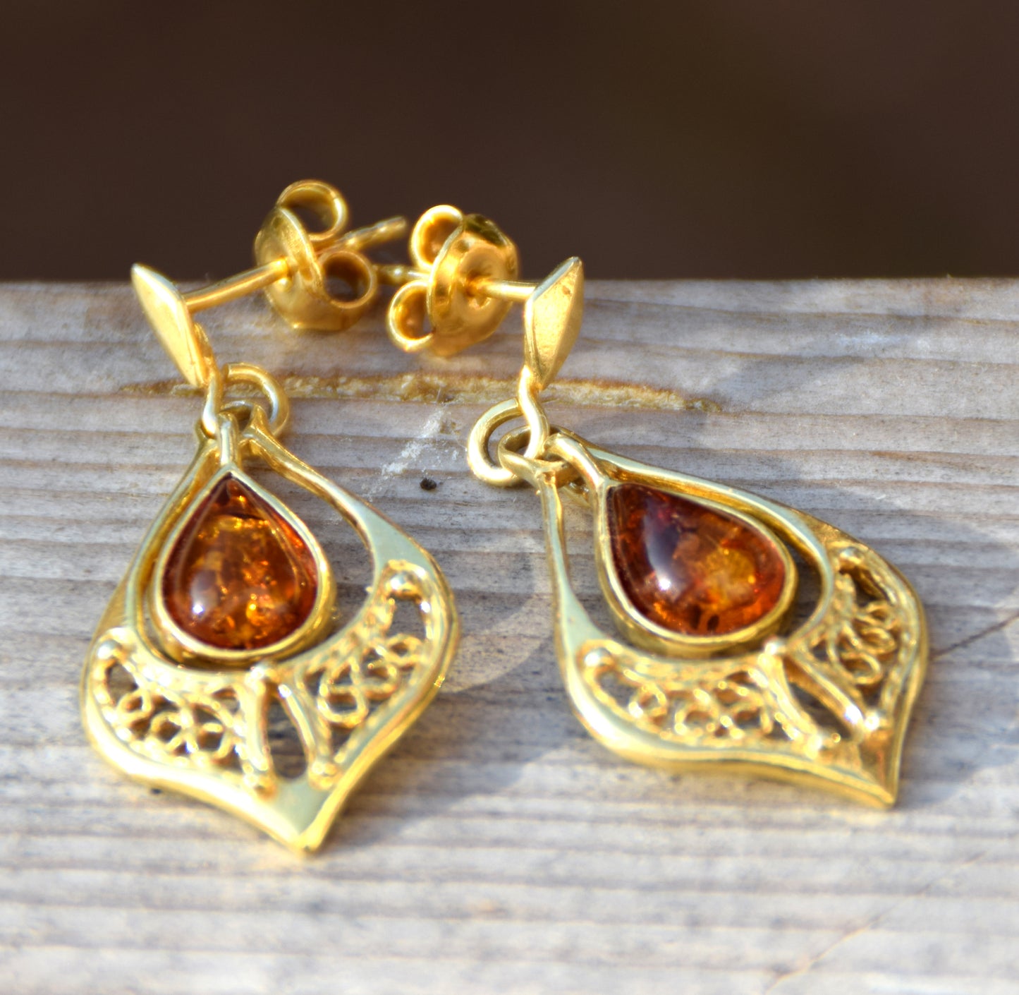 Ohrringe im orientalischen Stil mit Filigran aus cognacfarbenem Naturbernstein und 18 Karat vergoldetem 925er Silber, MJ Baltica, BZK050