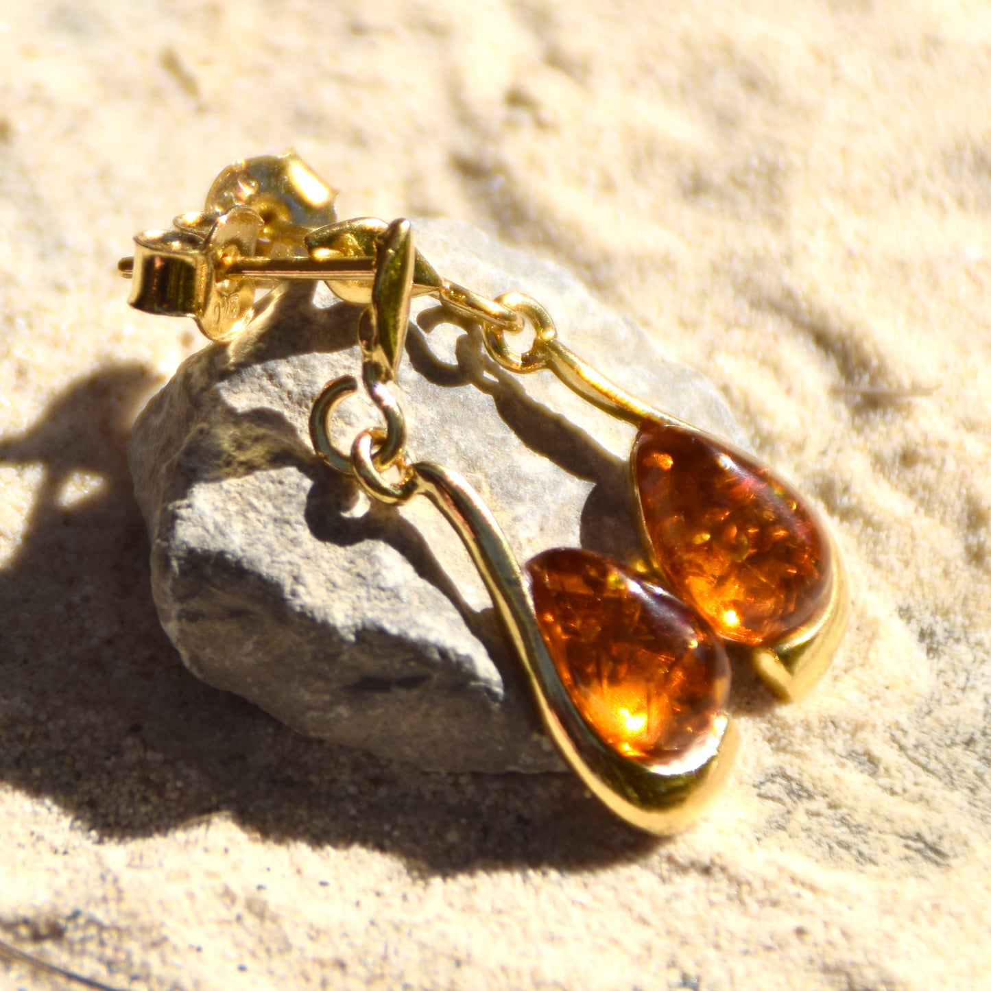 Orecchini a goccia con Ambra naturale color cognac e Argento 925 placcato in Oro 18k, MJ Baltica, BZK051