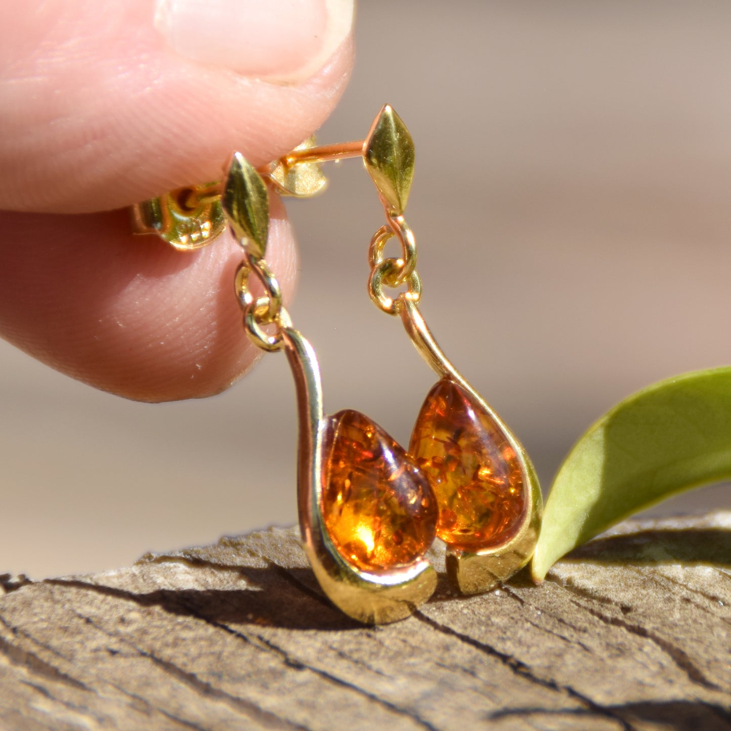 Orecchini a goccia con Ambra naturale color cognac e Argento 925 placcato in Oro 18k, MJ Baltica, BZK051