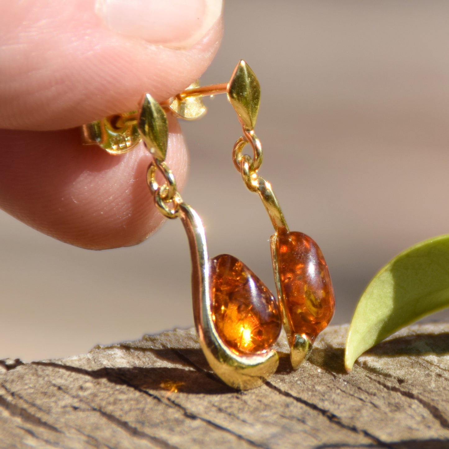 Orecchini a goccia con Ambra naturale color cognac e Argento 925 placcato in Oro 18k, MJ Baltica, BZK051